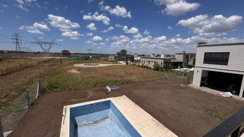 Horizonte Nativo antes de intervenir: tierra desnuda alrededor de la pileta recién terminada, abierta al campo