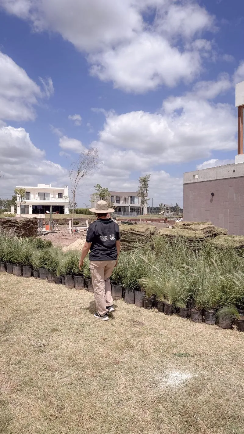 Integrante de Axial recorriendo la obra entre las plantas listas para plantar